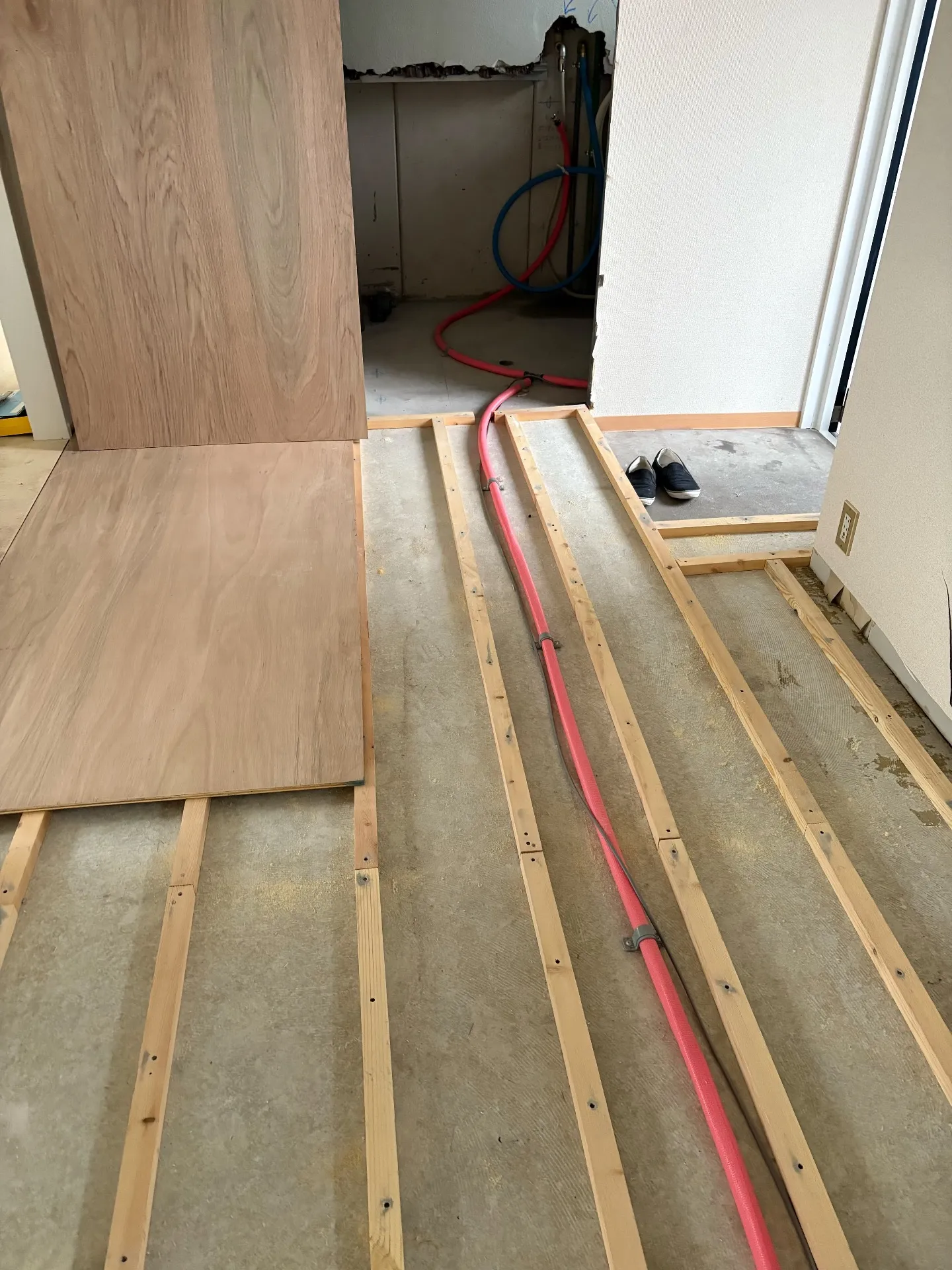 給湯の配管を床にまわしました。